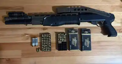 Disparos al aire, fuga por los techos y un arsenal incautado: detuvieron a un hombre en zona sur