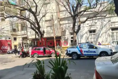 Un auto chocó una moto estacionada en pleno centro y la zona gastronómica se convirtió en un operativo