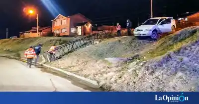 Manejaba de madrugada en Río Turbio y terminó colgado al borde de un barranco