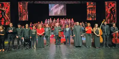 Cerca de 90 artistas se subieron al escenario del Cine Teatro San Luis y el tango se adueñó de la noche