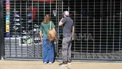 El feriado que vació el centro: por qué las persianas bajaron este lunes en Santiago