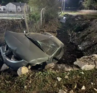 Perdió el control en la avenida Los Menhires y el auto terminó en el río: lo que encontraron los rescatistas