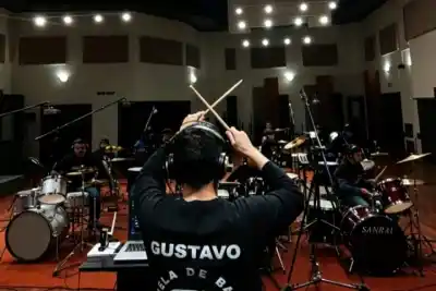 45 bateristas de 7 a 65 años, un estudio de grabación y una cueca que unió a 84: el taller que revoluciona la Nave Cultural