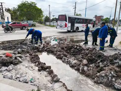 El agua no para de brotar en una esquina de Tucumán: la solución que llega recién en meses