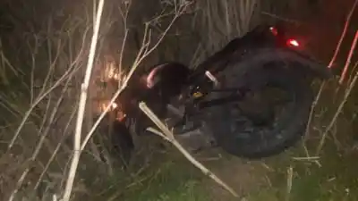 Dos nenes de 12 y 6 años andaban en moto en Jujuy y todo terminó frente a un cartel