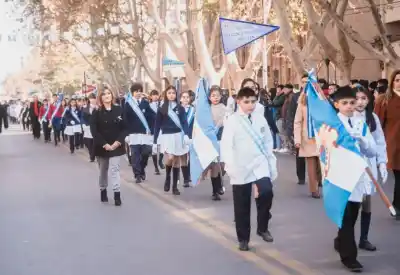 San Juan: casi todos los chicos van a la escuela, pero la mitad vive en casas que no los protegen