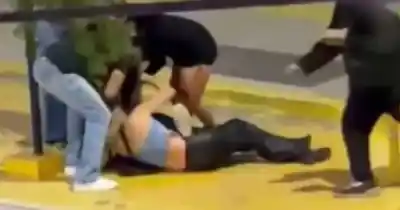 Una discusión nocturna desató una pelea masiva en pleno centro: lo que captaron los celulares