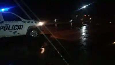 Chocaron contra una obra en la Ruta 66, volcaron en un arroyo y se esfumaron caminando