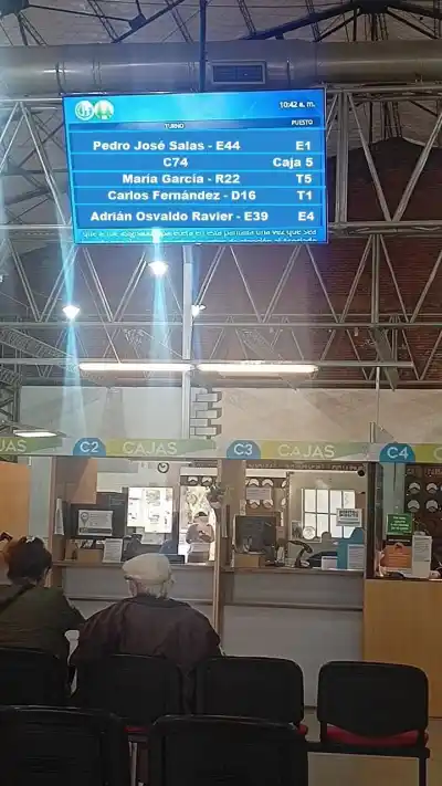 Fue a la CPE a hacer un trámite y terminó cara a cara con Ravier: lo que le dijo
