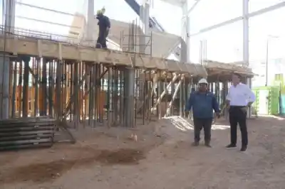 Neuquén suma un nuevo polideportivo: techos listos y una tribuna que ya tiene fecha