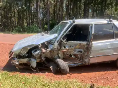Manejaba su Renault 9 cuando un camión lo embistió de costado