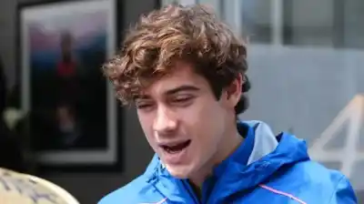 En medio del caos previo a la carrera, un piloto hizo algo que pocos esperaban