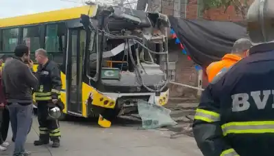 Perdió el control del colectivo en Budge y terminó incrustado donde menos lo esperaban
