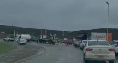 Un camión quedó clavado en el cruce de las rutas 3 y 26 y el tránsito hacia Rada Tilly se volvió un caos