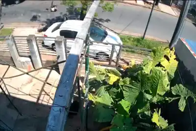 El video que estremece Paraná: un auto blanco le cambió la vida a un adolescente que iba a la escuela