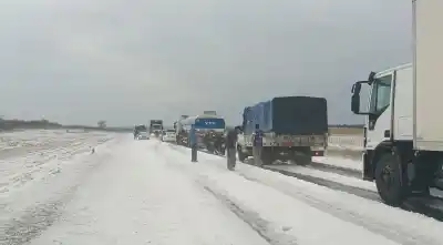 El granizo sorprendió en el sur de Salta y dejó una postal inusual sobre la ruta 9