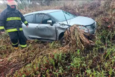 Viajaban de Buenos Aires a Uruguay en plena lluvia: el auto terminó en los bañados y dos no siguieron viaje