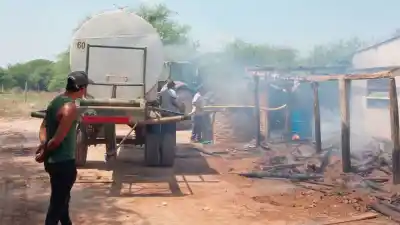 El fuego les consumía la casa, pero los vecinos hicieron algo que lo cambió todo