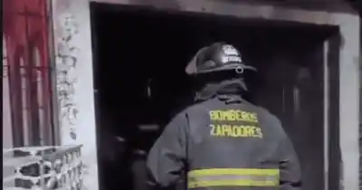 Incendio en una vivienda de Rosario obligó a un operativo de rescate para asistir a quienes estaban dentro