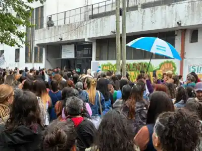 Agredieron a una maestra en Almirante Brown y los docentes tomaron una decisión que paralizó el distrito