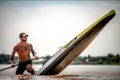 Vendió su moto para competir en SUP y hoy va por el mundo: el paranaense que no se rindió