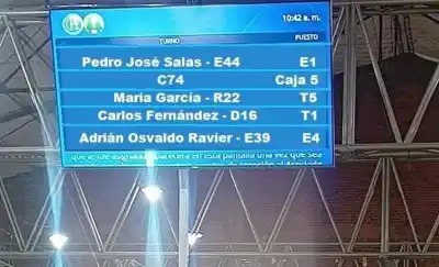 Fue a la CPE por un trámite, miró el tablero de turnos y no lo pudo creer