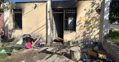 Una llamada de emergencia movilizó a bomberos ante un foco ígneo que consumió una vivienda