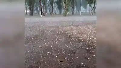 El granizo sorprendió a un pueblo de Santiago y activó la alerta: hasta cuándo sigue