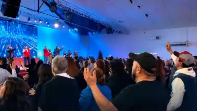 500 fieles, sanaciones y un sermón de 90 minutos: el detrás de escena de una iglesia evangélica en Comodoro