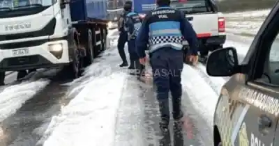 El granizo convirtió la Ruta 9 en un paisaje helado y cortaron el tránsito en el sur de Salta