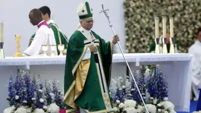 El argentino que cosió la estola blanca dos horas antes de que llegara el Papa