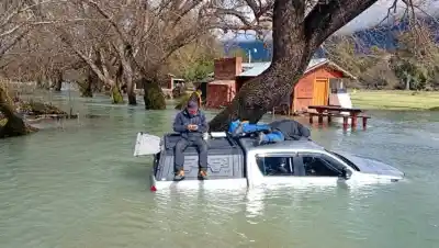 Iban a cubrir la crecida del Río Manso y terminaron arrastrados 20 metros por la corriente