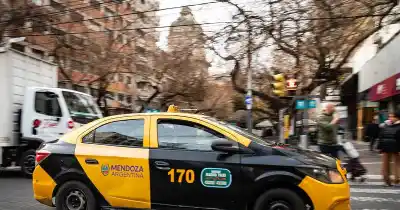 Mendoza busca 150 nuevos taxistas y promete algo que casi nadie esperaba