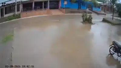 Un rayo cayó sobre el techo de una casa en Delfín Gallo: el momento quedó grabado