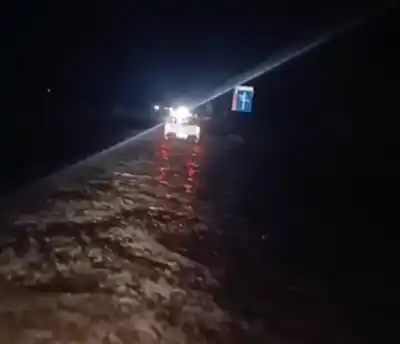 La Ruta 68 quedó cortada y el agua les jugó una mala pasada a los que quisieron pasar igual