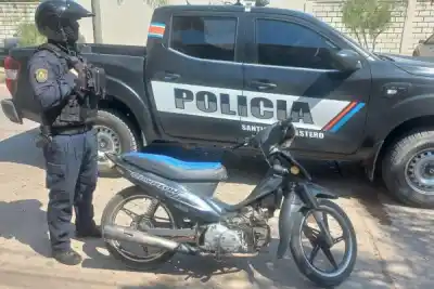 Una moto estacionada en Loreto llamó la atención de la policía: lo que encontraron adentro los dejó sin palabras