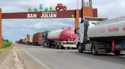 El "dieselazo" boliviano ya golpea en Salta: el combustible no llega y las góndolas lo sienten