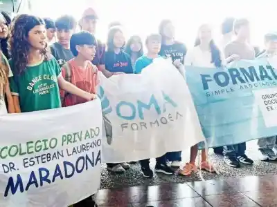 66 estudiantes formoseños viajaron a Posadas y las familias tuvieron que hacer algo para que pudieran competir