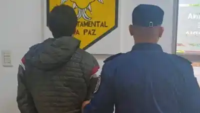 La agarró del cuello con un cable en plena calle de Bovril y la policía lo encontró a cuadras