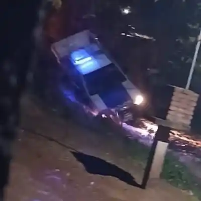 El agua casi se lleva un móvil policial en Moldes: el momento que nadie esperaba