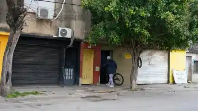 Sus hijos adolescentes la encontraron sin vida en la cocina: lo que reveló la autopsia