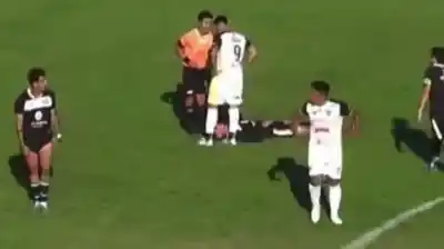 Le hizo un gesto racista a un brasileño en pleno partido: no lo vieron los árbitros, pero terminó esposado