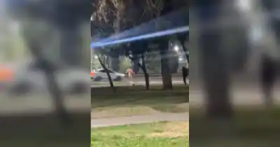 Rezaban por el chico atropellado en el Acceso Este, hasta que apareció una foto que lo cambió todo