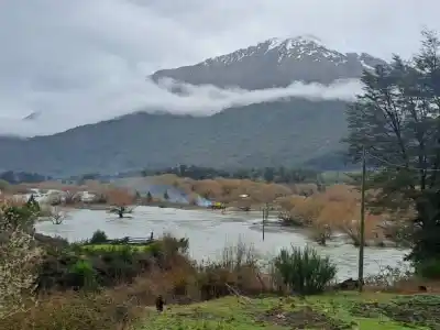 La crecida del río Manso bajó en Pampa Linda, pero el agua sigue su camino y hay 153 personas afectadas