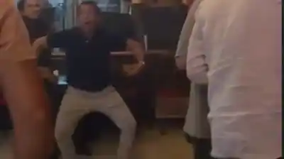 ¿Qué hizo el padre de la abogada en un bar de Santiago? El video que reavivó todo
