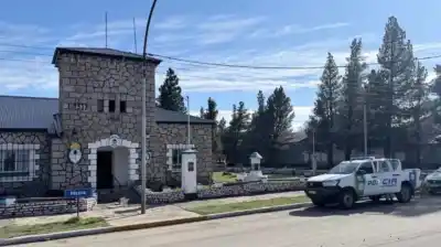 Llamó a la policía y los esperó sentado: lo que encontraron cuando los llevó hasta el cuerpo