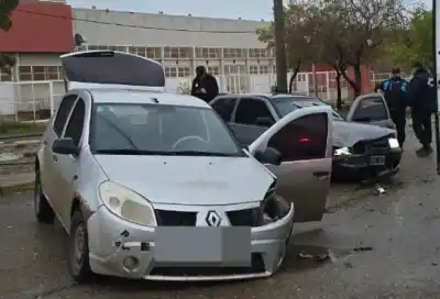 Choque en una esquina del barrio Pueyrredón: hay un herido y esperan a Policía Científica
