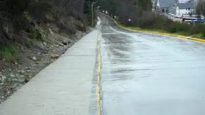 Reclamaron años por una vereda en El Cóndor y ahora el barrio mira lo que dejó el municipio