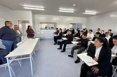 700 vecinos de Almirante Brown se juegan su futuro en una escuela que casi nadie conoce