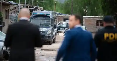 Allanaron 20 casas en Las Heras buscando un dato clave: lo que apareció en los techos